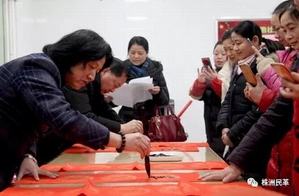 情系百姓——民革党员钟正午新年送温?(3).jpg