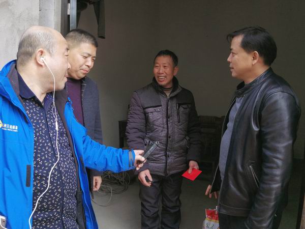 刘春生率民革党员为特困群众送年?(2).jpg