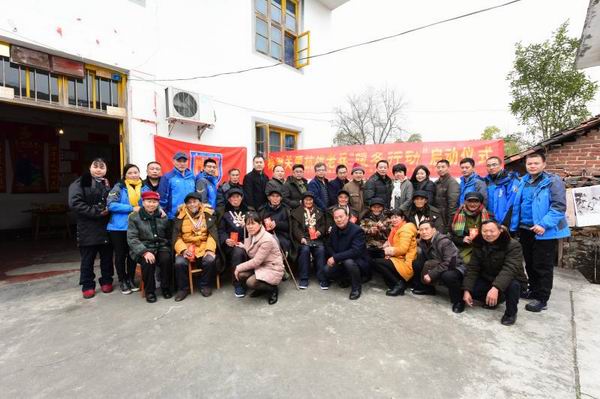 株洲民革春节期间举行关爱抗战老兵“暖冬行动?(志愿者与抗战老兵合影) (3).jpg