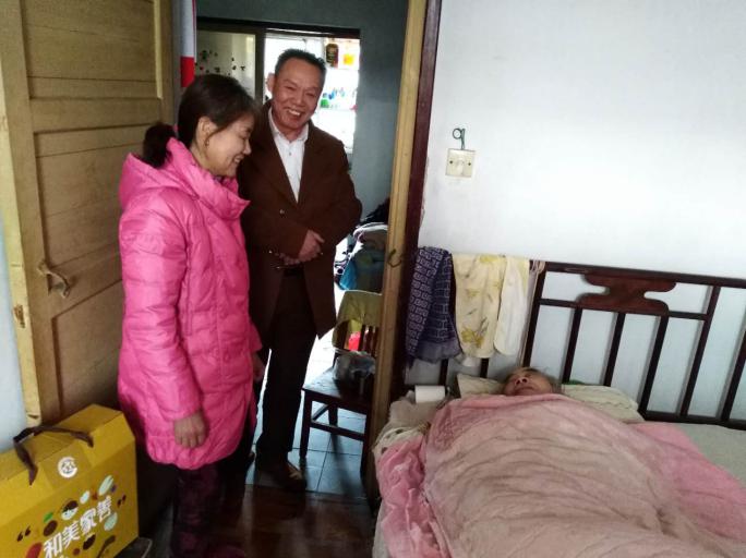 荷塘一支举行“看望生病老党员、让雷锋精神永存”活?(2)看望老党员李达微.jpg
