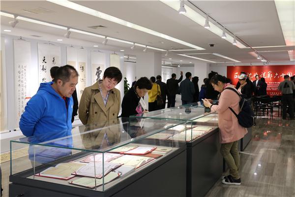 民革株洲市委参加《正举沈鹏从艺六十周年书画展》开幕式 (2).jpg