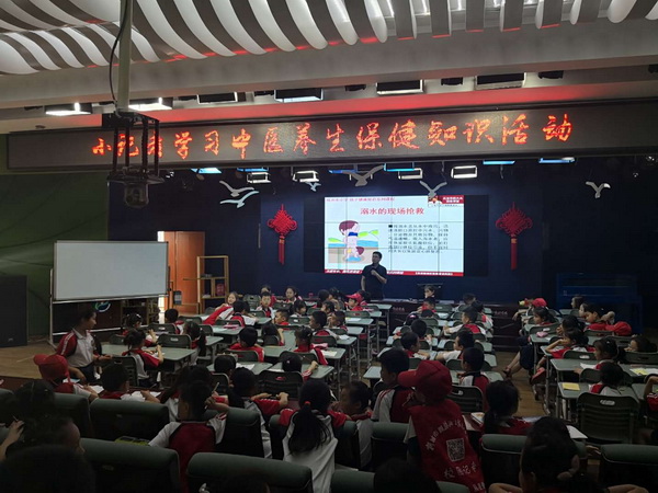 民革党员李鹏大夫为小记者普及中医保健养生知?(2)_调整大小.jpg