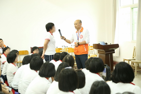 “提高防范意识，远离涉黑”民革开展普法活?(2)_调整大小.jpg