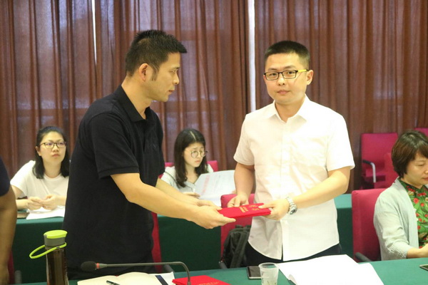 民革党员刘畅、彭鑫被聘为芦淞区特约警风警纪监督员 (2)党员彭鑫领取聘书_调整大小.jpg