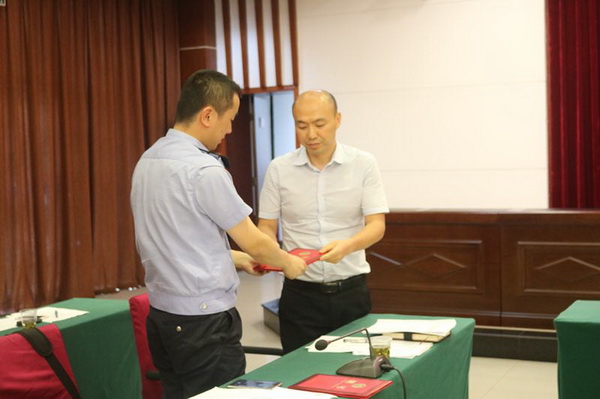 民革党员刘畅、彭鑫被聘为芦淞区特约警风警纪监督员 (1)党员刘畅领取聘书_调整大小.jpg