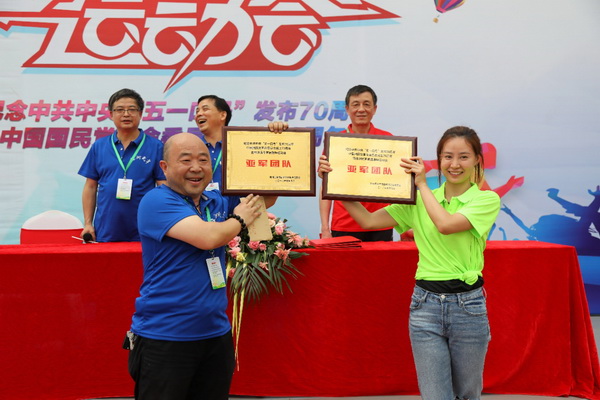 【“五一口号?0周年献礼专辑】这是最适合我的选择 (2)张文静与所在支部取得民革首届趣味运动会好成绩_调整大小.jpg