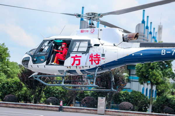 株洲民革党员石春艳再?00米低空跳伞纪?(4)石春艳登机开始挑战_调整大小.jpg
