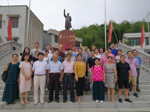 民革石峰区党员观摩湘潭县新农村建设成?(2)_调整大小.jpg