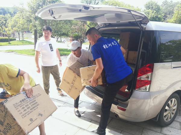 民革株洲市委向市儿童社会福利院捐赠爱心童?(2)_调整大小.jpg