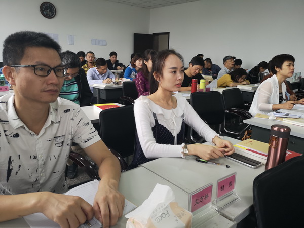 《民主党派人士如何做好参政议政?民革株洲市委副主委文新宇为党校统战班学员授课 (3)_调整大小.jpg