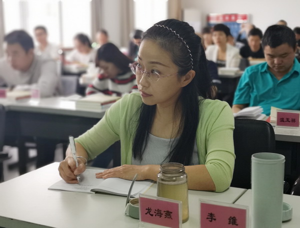 《民主党派人士如何做好参政议政?民革株洲市委副主委文新宇为党校统战班学员授课 (1)_调整大小.jpg