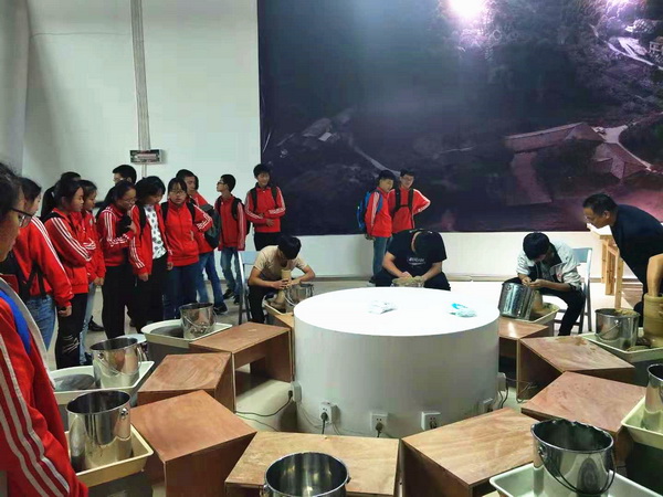民革醴陵市委情系贫困学子，助力乡村教?(2)_调整大小.jpg