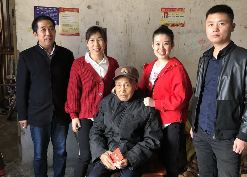 九九又重?民革株洲市委浓浓敬老情 (3)醴陵民革市委看望老兵荣树发_调整大小.jpg