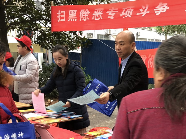 民革党员刘畅助力株洲市石峰区法治宣传_调整大小.jpg