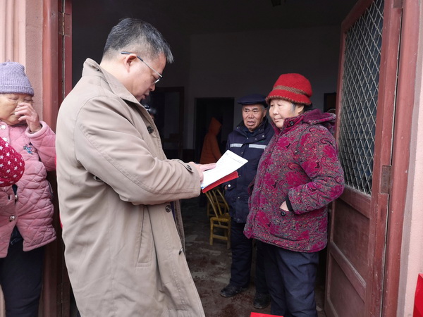 民革株洲市荷塘区工委慰问黄中秋等20户困难群?(3)_调整大小.jpg