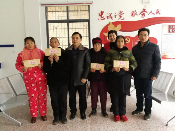 刘春生赴花冲村走访慰问困难群?(1)_调整大小.jpg