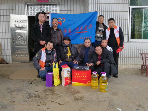 新春送暖 民革株洲市委开?019年关爱抗战老兵走访慰问活动 (2)慰问组与老兵万正安合影_调整大小.jpg