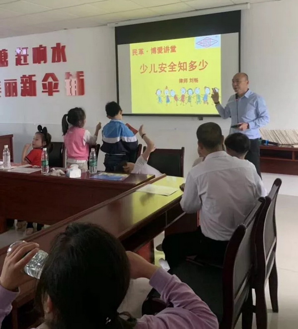 株洲民革爱心普法进伞?(2)_调整大小.jpg