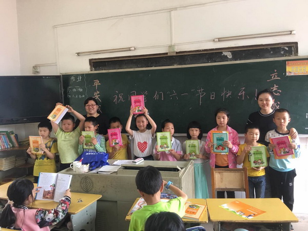 “团聚微爱”民革“博爱”讲师团与留守儿童共度六一 (2)_调整大小.jpg
