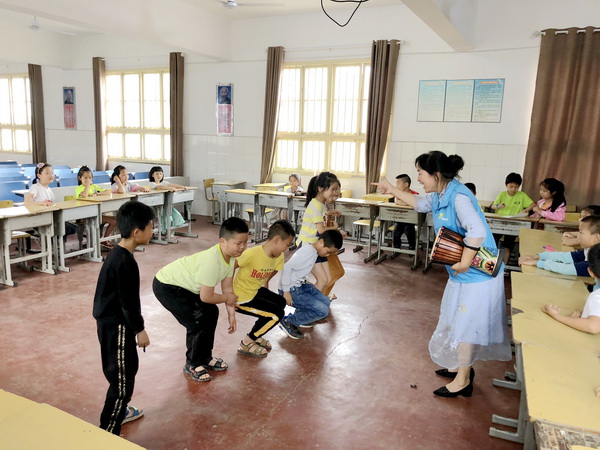 “团聚微爱”民革“博爱”讲师团与留守儿童共度六一 (1)_调整大小.jpg