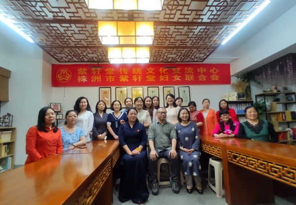 “博爱”讲师团热点心理讲座 —?网络沉迷与电子产品依赖_调整大小.jpg