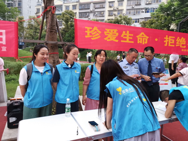 珍爱生命 关爱未来 民革党员开展世界禁毒日宣传活动_调整大小.jpg