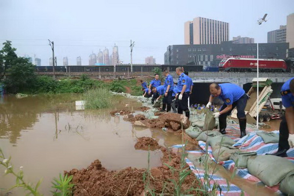 大雨无情人有?株洲民革党员奋战在抗洪抢险第一?(6)言昊夫_调整大小.jpg