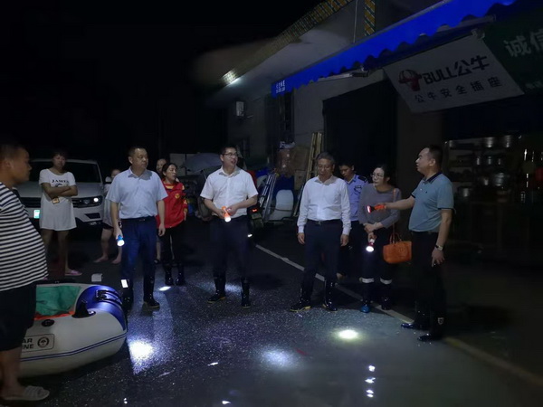 大雨无情人有?株洲民革党员奋战在抗洪抢险第一?(2)谭星_调整大小.jpg