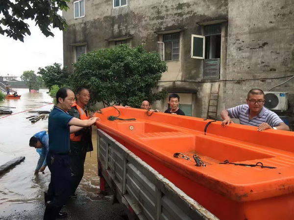 大雨无情人有?株洲民革党员奋战在抗洪抢险第一?(7)龙海燕_调整大小.jpg