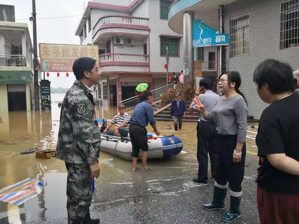 大雨无情人有?株洲民革党员奋战在抗洪抢险第一?(1)段琳芳_调整大小.jpg