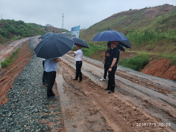 大雨无情人有?株洲民革党员奋战在抗洪抢险第一?(8)邓勇航_调整大小.jpg