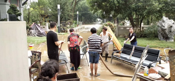 大雨无情人有?株洲民革党员奋战在抗洪抢险第一?(9)曾丽_调整大小.jpg