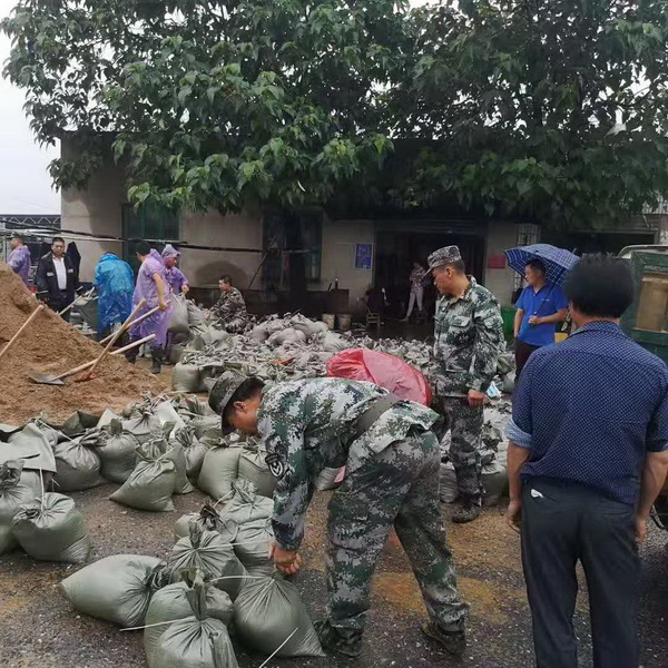 大雨无情人有?株洲民革党员奋战在抗洪抢险第一?(4)夏震林_调整大小.jpg