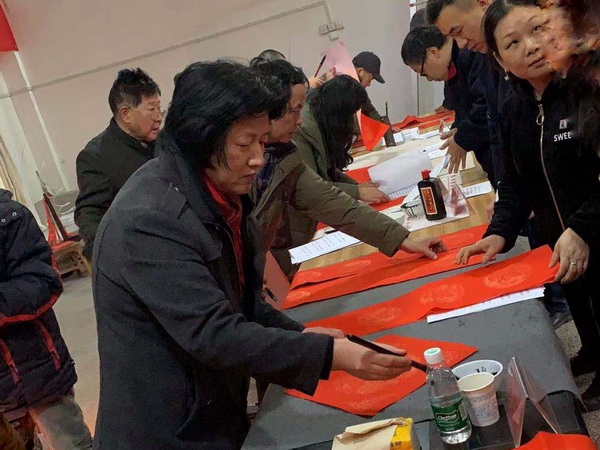 进社区送春?喜气洋洋迎新?株洲民革芦淞三支部、株洲民革书画院携手为市民送春?(2)_调整大小.jpg