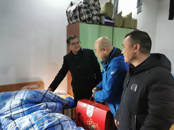 冬寒料峭春未?浓情关怀比春早——民革株洲市委春节慰问困难老党?(3)_调整大小.jpg