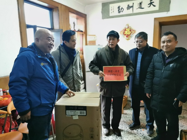 冬寒料峭春未?浓情关怀比春早——民革株洲市委春节慰问困难老党?(2)_调整大小.jpg