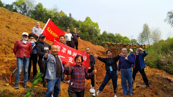 满坡都是团结?期盼河山春风?民革株洲市委会相应号召植树造林 (2)_调整大小.jpg