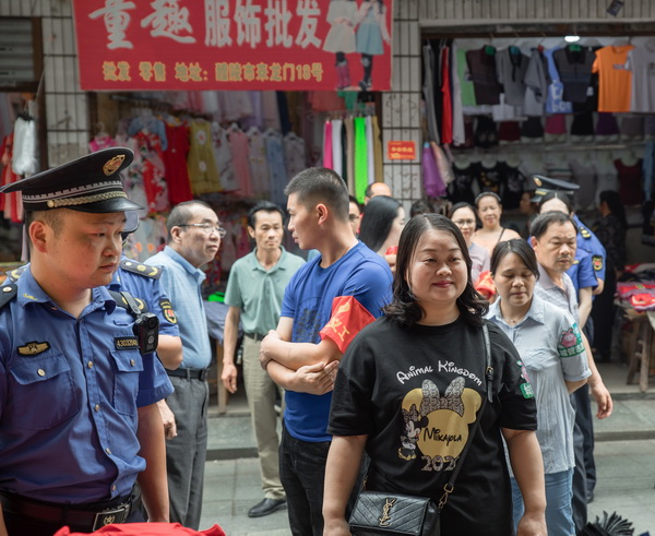 走进城管，感受城管，这个520不一?(2)_调整大小.jpg