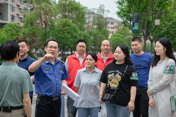 走进城管，感受城管，这个520不一?(4)_调整大小.jpg