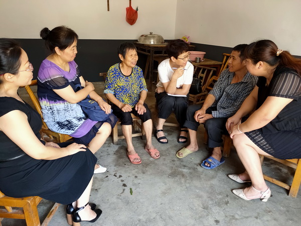 民革党员用“心”走访慰问伞铺贫困户_调整大小.jpg