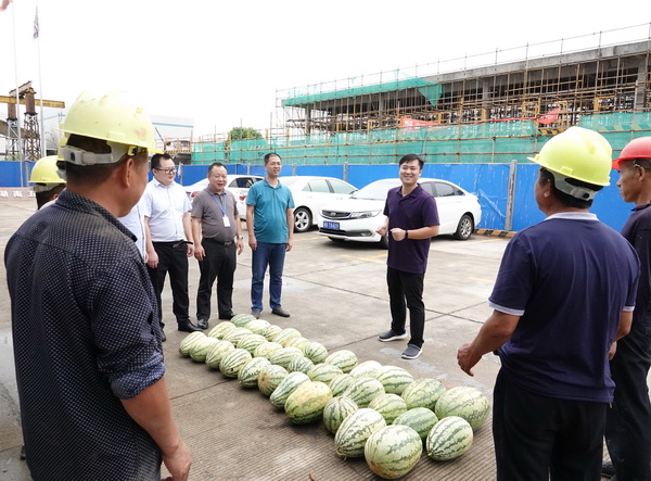 建筑工地送清?株洲天四支部助力脱贫攻坚_调整大小.jpg