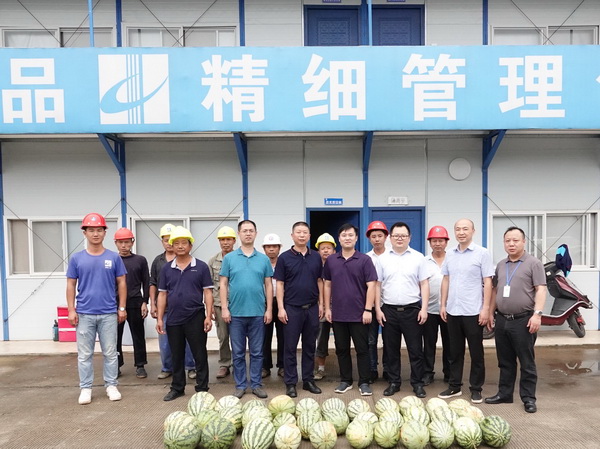 建筑工地送清?株洲天四支部助力脱贫攻坚 (2)_调整大小.jpg