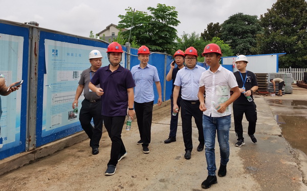 建筑工地送清?株洲天四支部助力脱贫攻坚 (3)_调整大小.jpg
