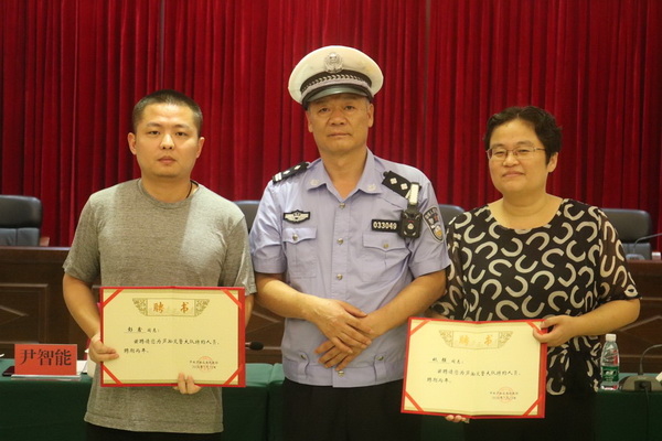 民革党员、芦淞区交警大队特约人员彭鑫应邀参加酒驾整治行动 (2)_调整大小.jpg