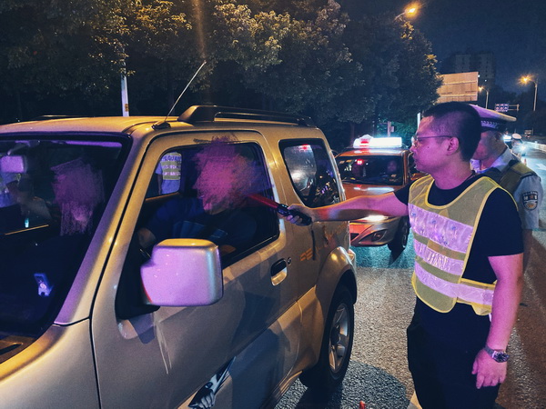 民革党员、芦淞区交警大队特约人员彭鑫应邀参加酒驾整治行动_调整大小.jpg