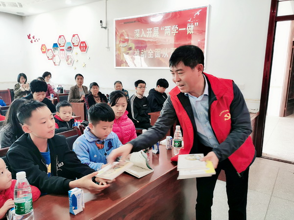民革天元四支部联合社法委开展关爱儿童扶贫助学行?(1)_调整大小.jpg