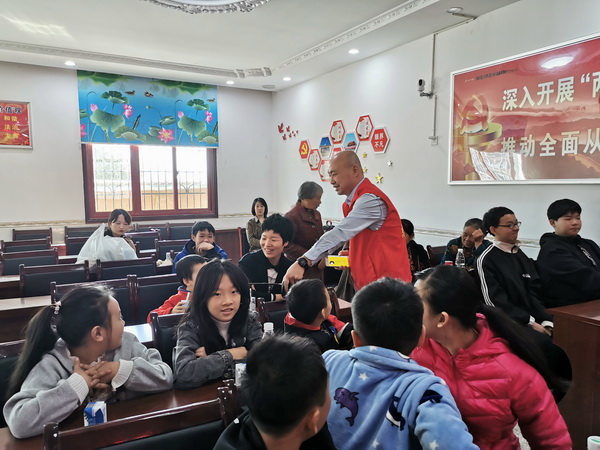 民革天元四支部联合社法委开展关爱儿童扶贫助学行?(2)_调整大小.jpg