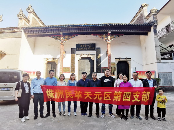 民革天元四支部联合社法委开展关爱儿童扶贫助学行?(3)_调整大小.jpg