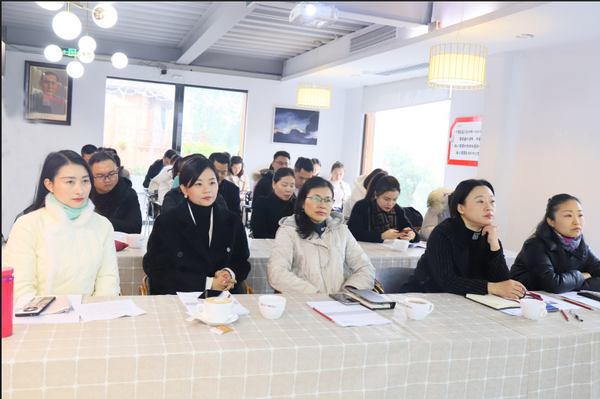 民革株洲市委会开展温暖企业专项行动法律实务培?(1)_调整大小.png