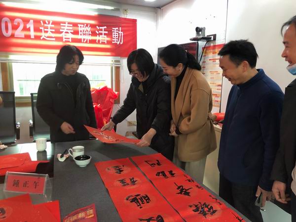 调整大小 不忘初心 墨香献礼 株洲民革渌口区支部开展新春送春联活?(1).jpg